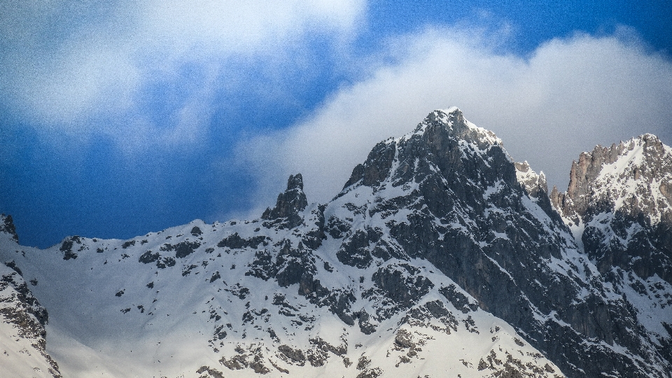 Alam gunung salju musim dingin