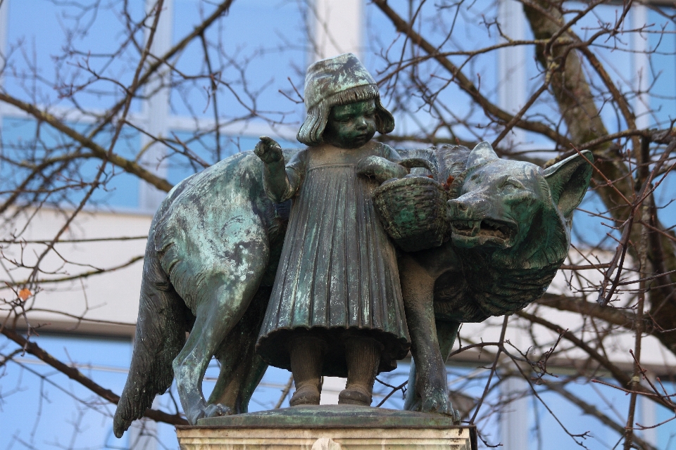 Monumen patung angka perunggu