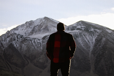 Foto Pria gunung salju musim dingin