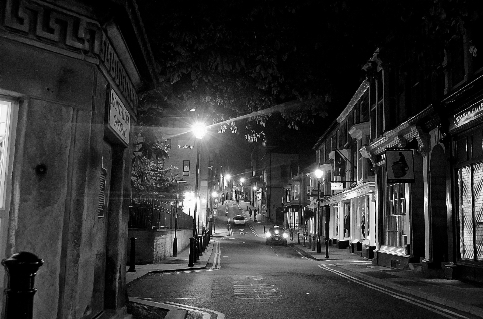 Luz en blanco y negro
 arquitectura camino