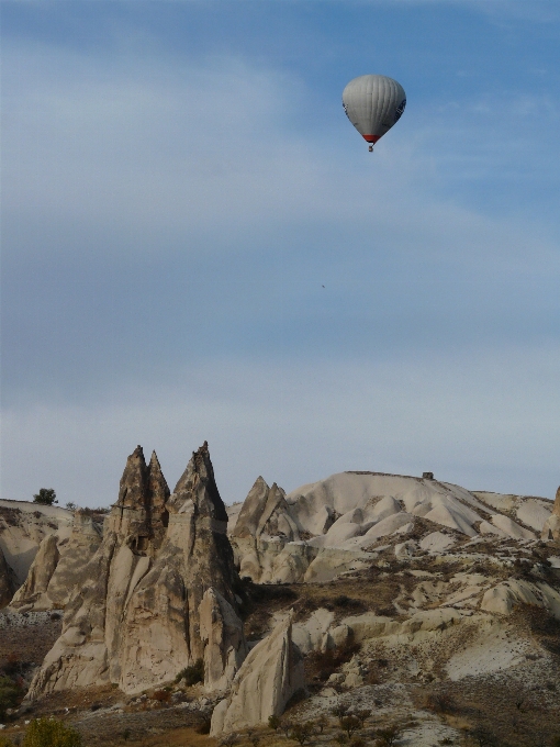 Paisaje naturaleza globo aerostático solo