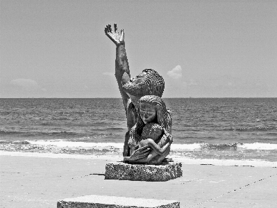 Foto Homem mar areia preto e branco
