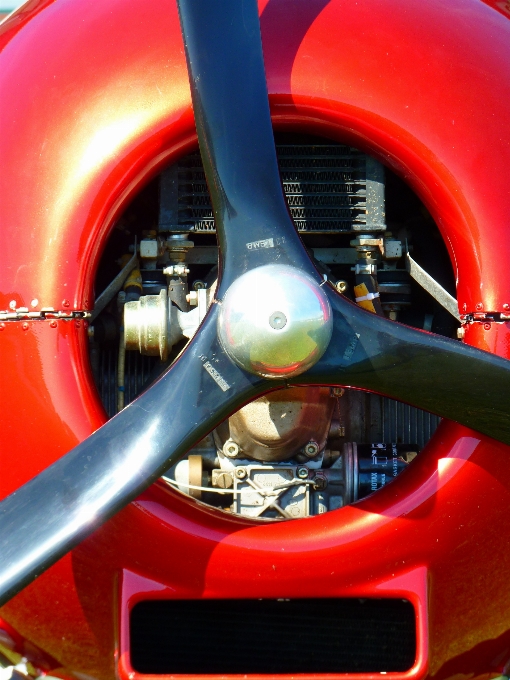 Voiture roue avion rouge