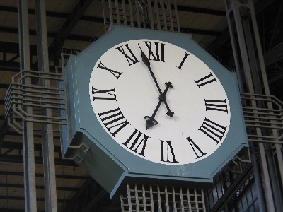 白 時計 青 鉄道駅
 写真