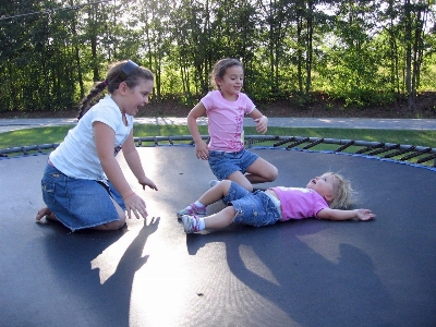 Foto Anak-anak trampolin seru cewek-cewek