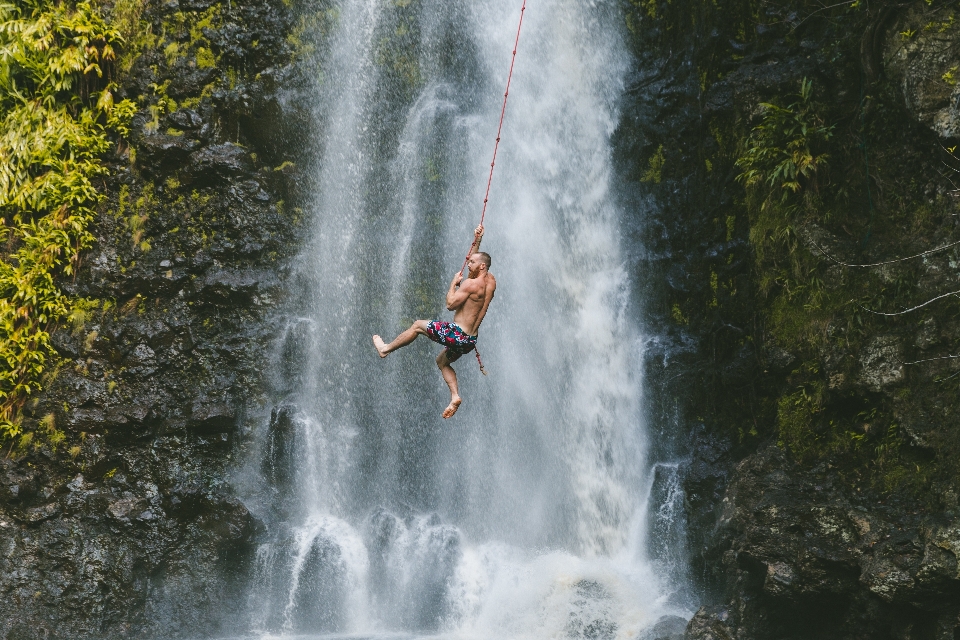 Homme eau cascade aventure