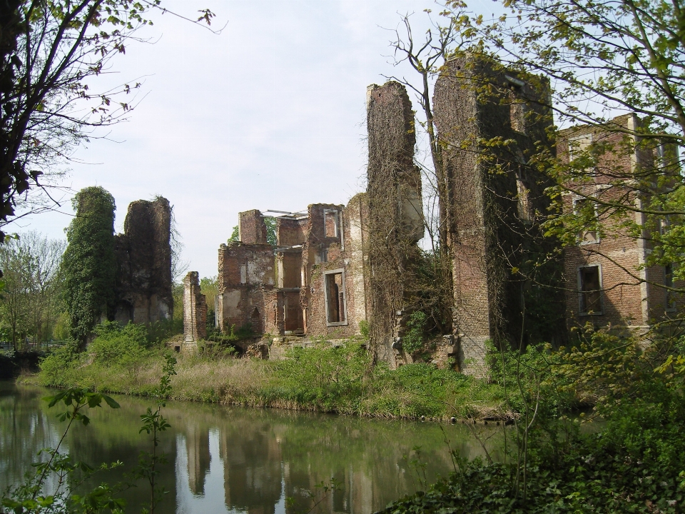 Bâtiment château
 château ruine