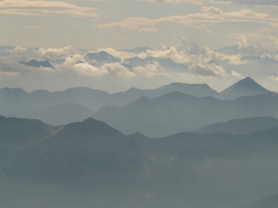 Foto Cakrawala gunung awan langit