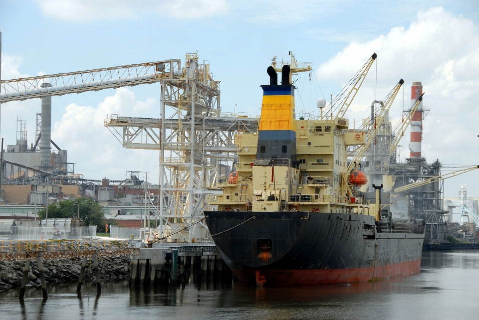 Laut dock mengirimkan angkutan