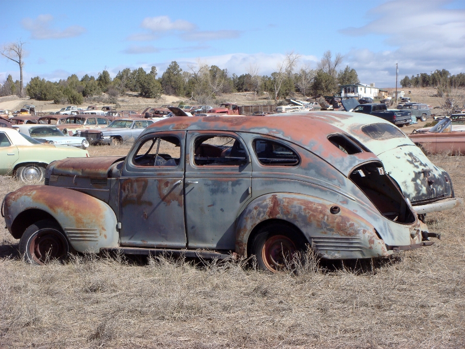 Auto antiguo rueda viejo