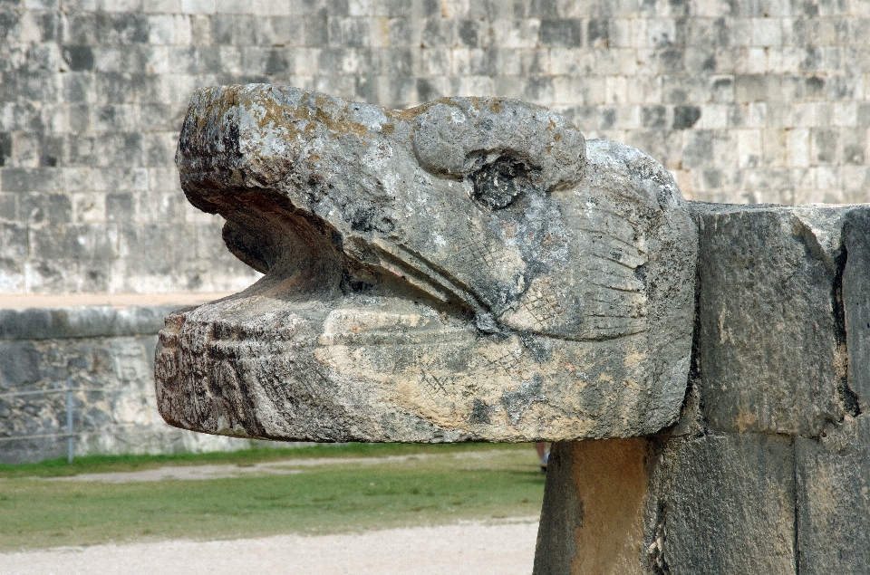 Rock bois monument statue