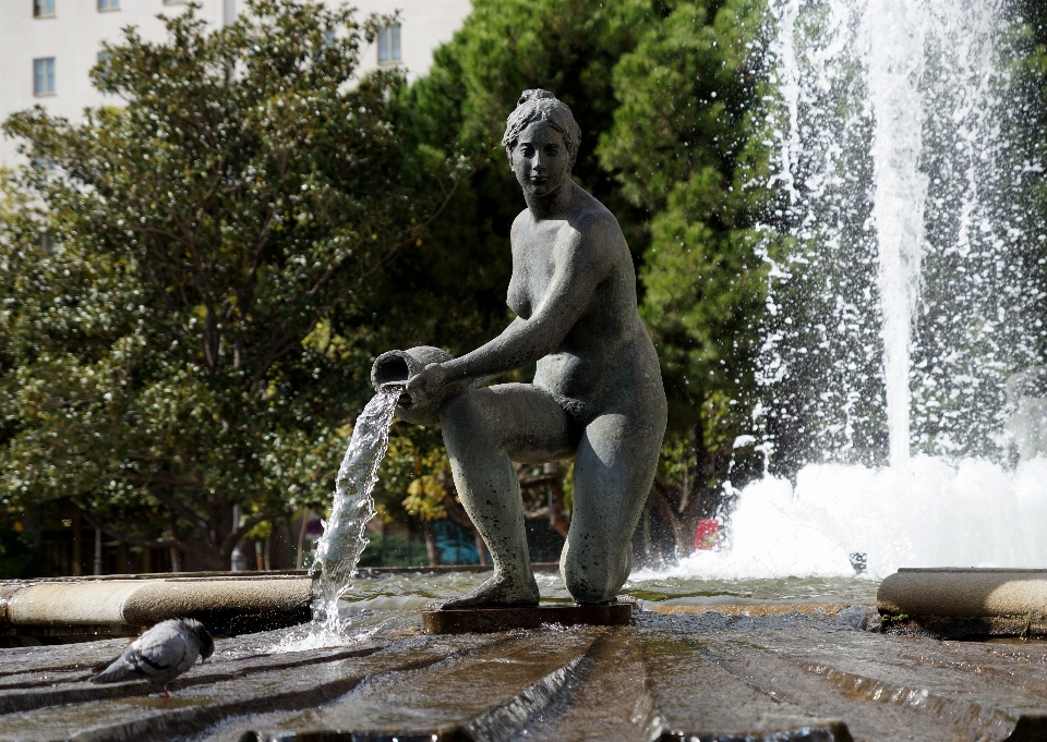 Agua chica mujer monumento