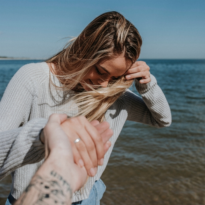 Hand meer mädchen frau