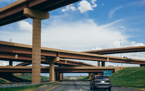 Foto Grama arquitetura céu estrada