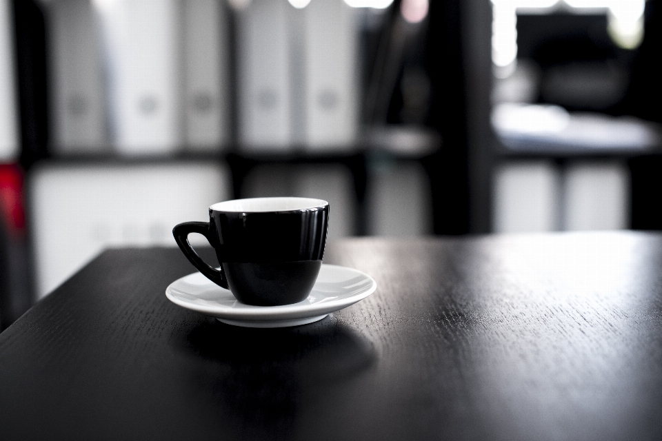 Bureau tableau café noir et blanc
