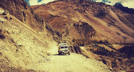 Foto Lanskap gunung jalan mobil