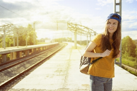 人 空 女性 鉄道 写真