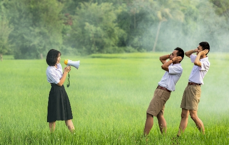 男 人々 女の子 芝生 写真