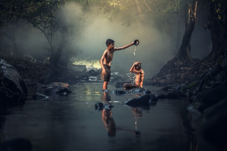 Foto Anak laki-laki kegelapan
 pagi tangkapan layar
