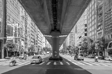 Foto Pedone bianco e nero
 architettura strada