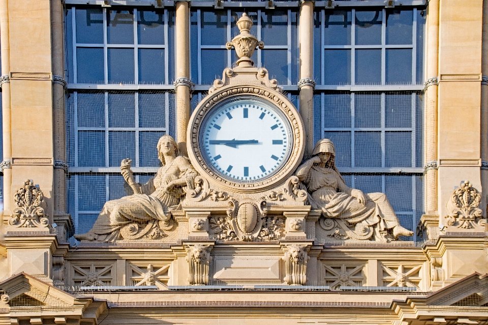 Uhr wahrzeichen fassade
 kirche