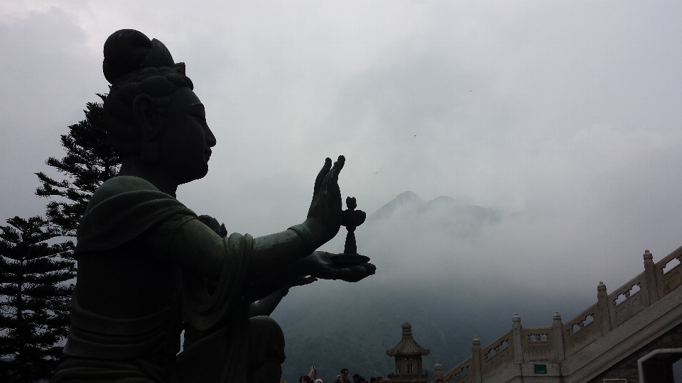 Gunung monumen patung agama budha