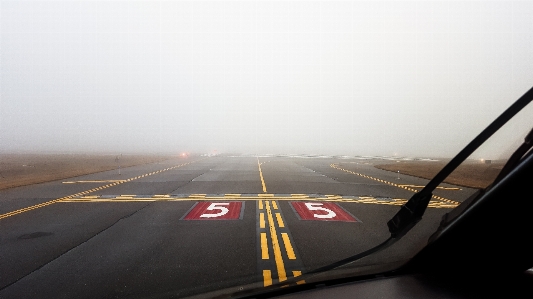 霧 運転中 空港 飛行機 写真