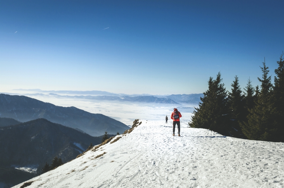 Montagna nevicare inverno avventura