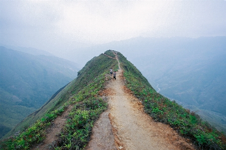 Foto Sedang berjalan gunung jalan lintas alam
