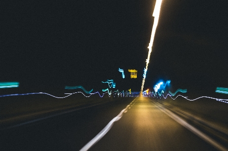 Foto Lampu malam jalan raya terowongan