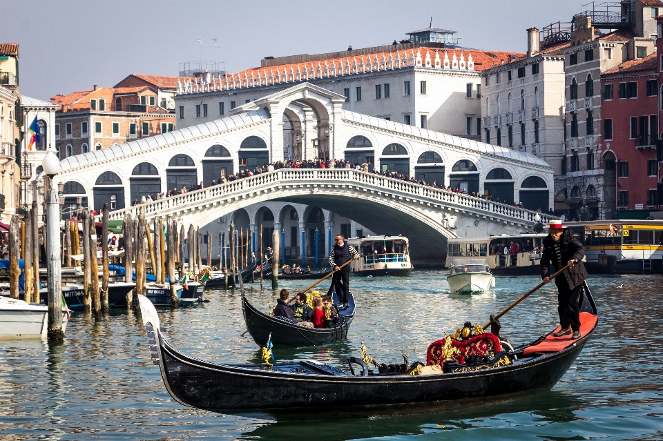 Agua bote puente canal
