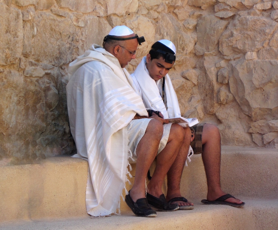 Homme personne religion père et fils
