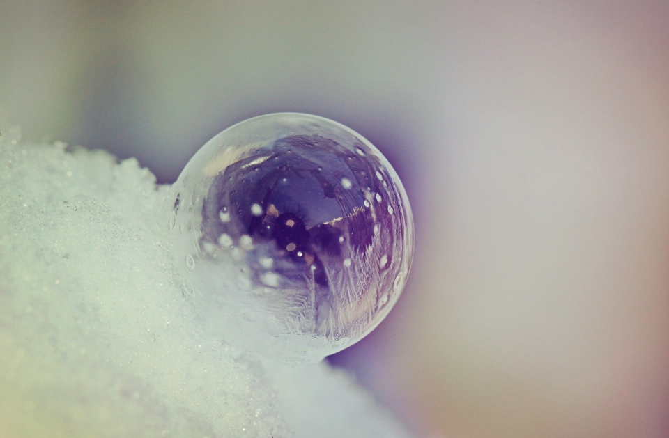 Mão água neve frio