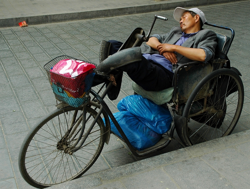 Homem pessoa rua bicicleta