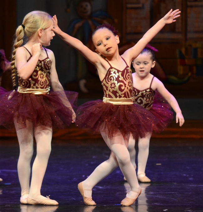 Ragazza carino danza bambino