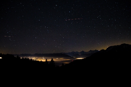 Foto Lampu langit kabut malam