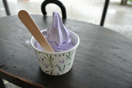 Hand blume essen eiscreme Foto