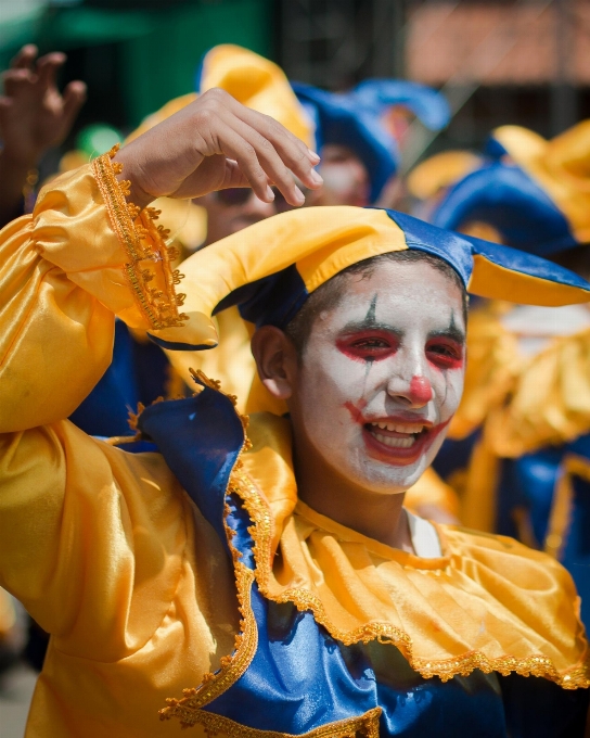 Karnaval warna pergerakan senyum