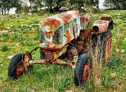 Foto Traktor bidang peternakan kendaraan