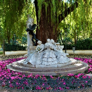 Foto Bunga monumen patung taman