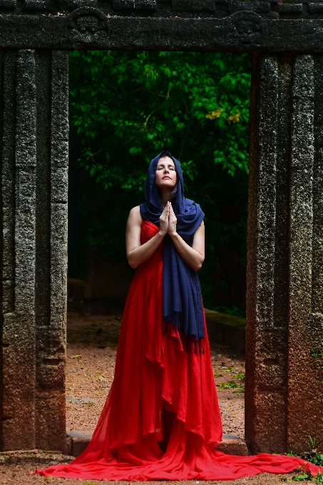 Femme rouge prier couleurs