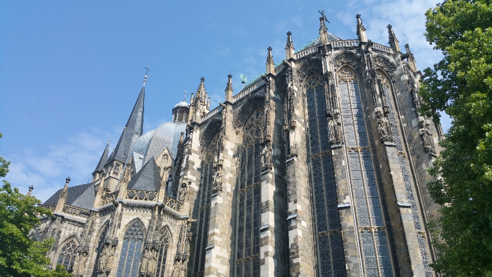 Edificio iglesia catedral lugar de adoración
