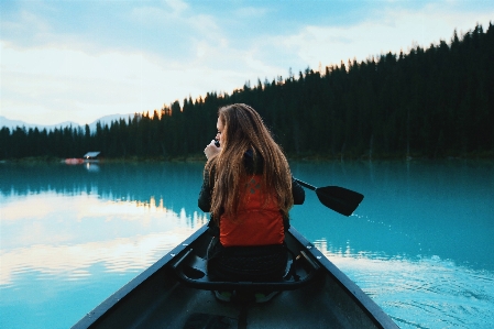 海 水 女の子 ボート 写真