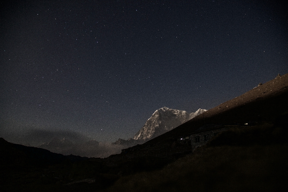 Montagna leggero cielo notte