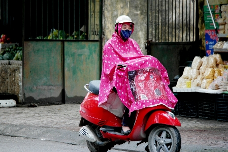 赤 車両 原付 雨の 写真