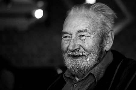 Foto Hombre persona en blanco y negro
 fotografía