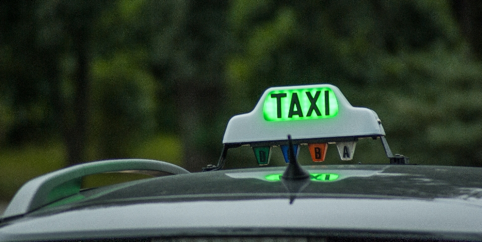 Auto vaso conduciendo taxi