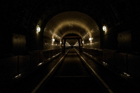 ライト 夜 トンネル 地下鉄 写真