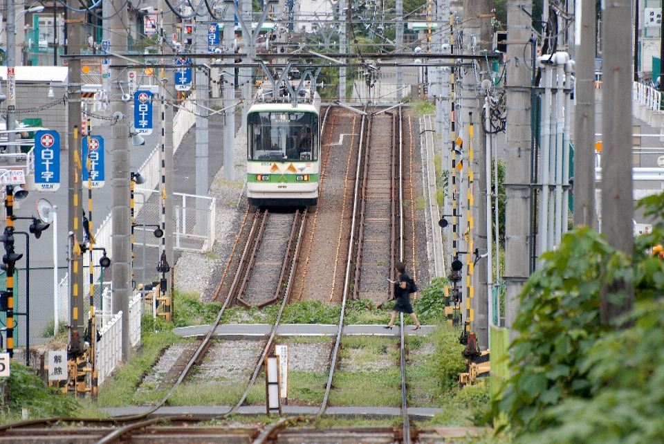 Paisaje pista ciudad tren