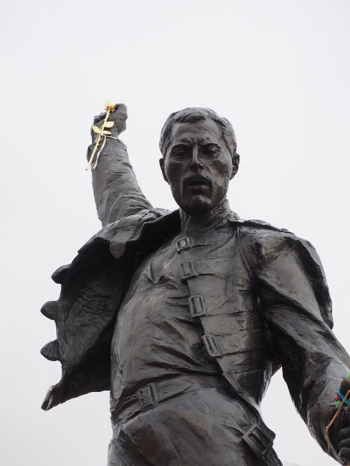 Monumen penyanyi patung peringatan